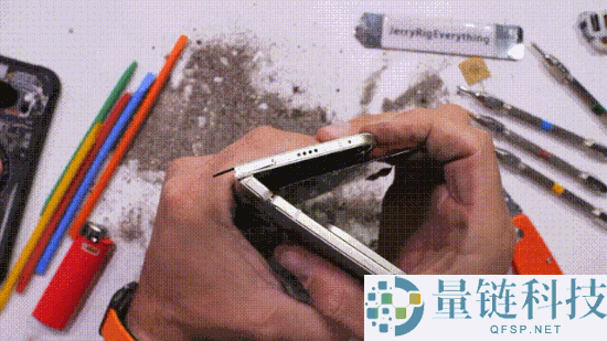 博主反向弯折谷歌Pixel 10 Pro Fold折叠屏手机 电池直接分裂起火