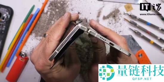 博主反向弯折谷歌Pixel 10 Pro Fold折叠屏手机 电池直接分裂起火