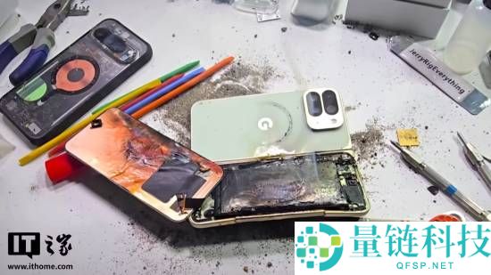 博主反向弯折谷歌Pixel 10 Pro Fold折叠屏手机 电池直接分裂起火