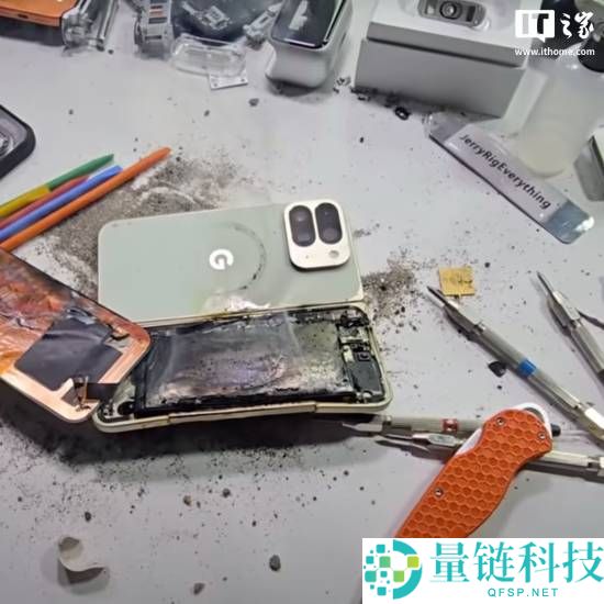 博主反向弯折谷歌Pixel 10 Pro Fold折叠屏手机 电池直接分裂起火