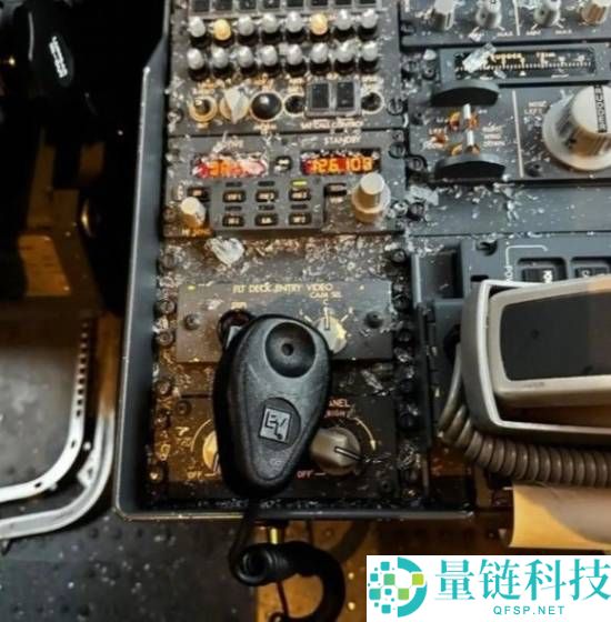 或被陨石砸中,美国一波音客机万米地面遭撞：挡风玻璃分裂