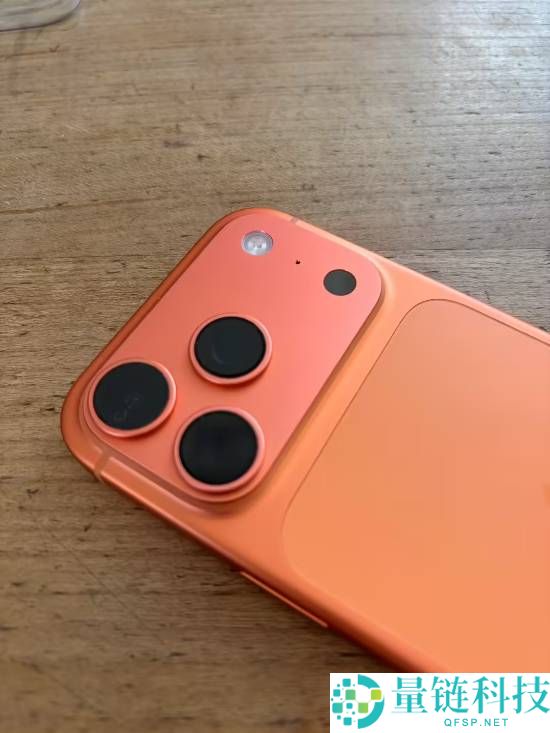 网友反应苹果iPhone 17 Pro新机戴手机壳用4天呈现色差