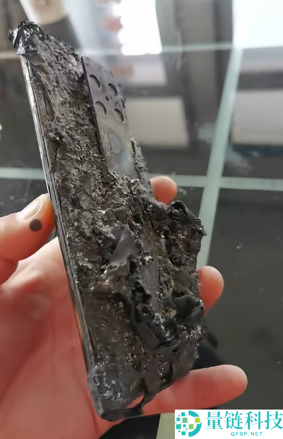 华为Mate 30 RS保时捷被火烧到脸孔全非：还能充电玩游戏