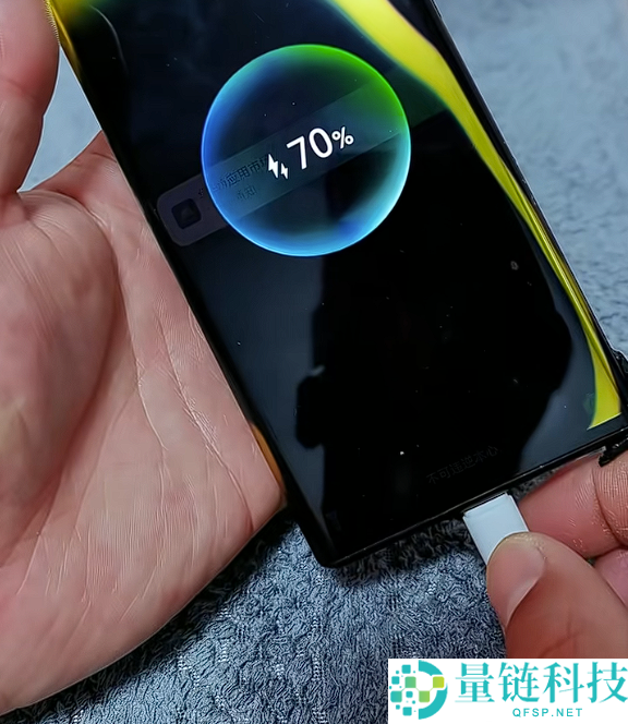 华为Mate 30 RS保时捷被火烧到脸孔全非：还能充电玩游戏