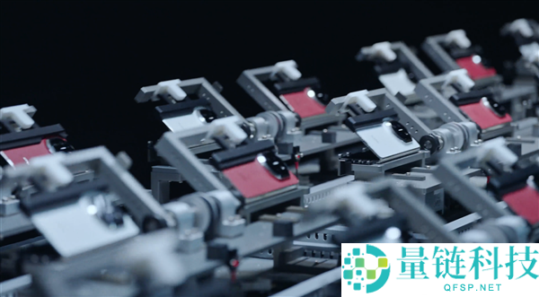 华为Mate X7搭载全新折叠玄武架构：更耐摔、80℃热水也不怕