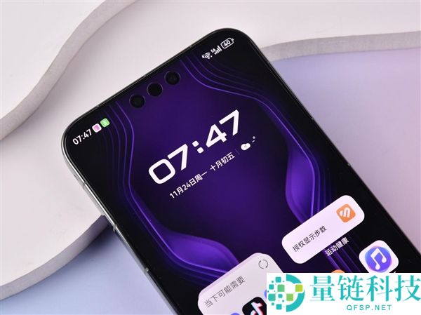 华为Mate 80 RS特殊巨匠上手：真机冷艳 质感拉满