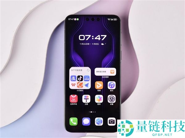 华为Mate 80 RS特殊巨匠上手：真机冷艳 质感拉满