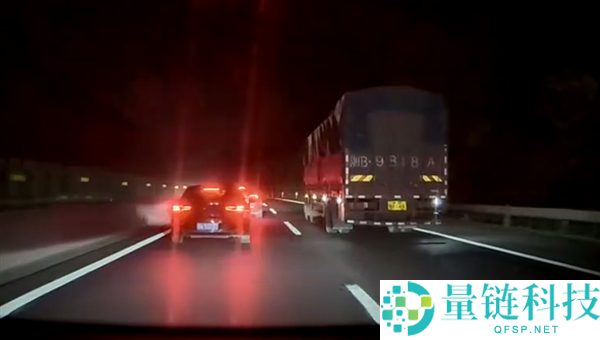 轿车和大货车并行压车10分钟 特斯拉Model Y司机出手了