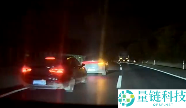 轿车和大货车并行压车10分钟 特斯拉Model Y司机出手了