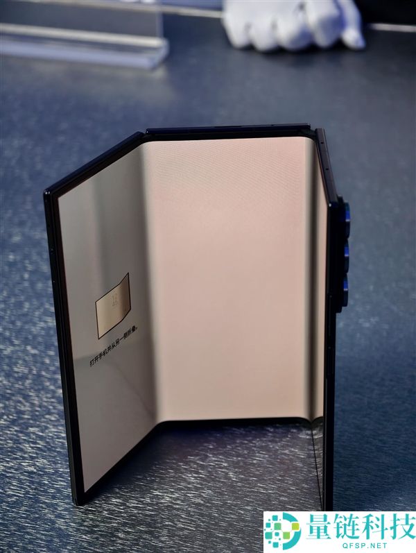 19999元起,三星Galaxy Z TriFold国行真机上手：手机刹时变10英寸平板