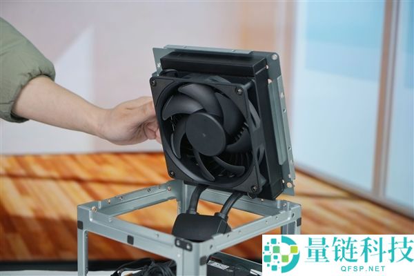 全球首个液冷迷你机,abee AI Station 395 Max任务站图赏