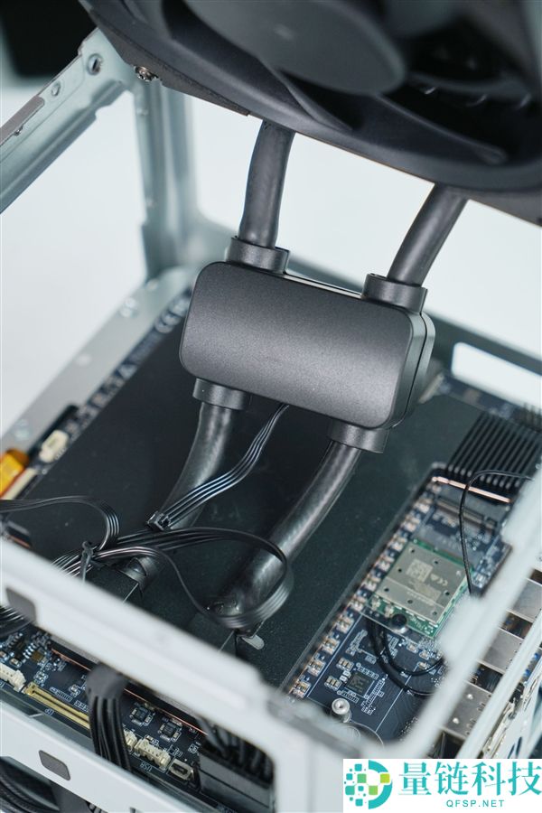 全球首个液冷迷你机,abee AI Station 395 Max任务站图赏