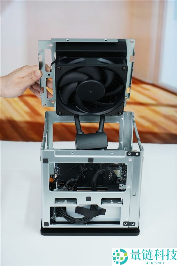 全球首个液冷迷你机,abee AI Station 395 Max任务站图赏