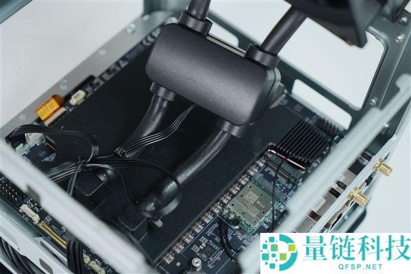 全球首个液冷迷你机,abee AI Station 395 Max任务站图赏