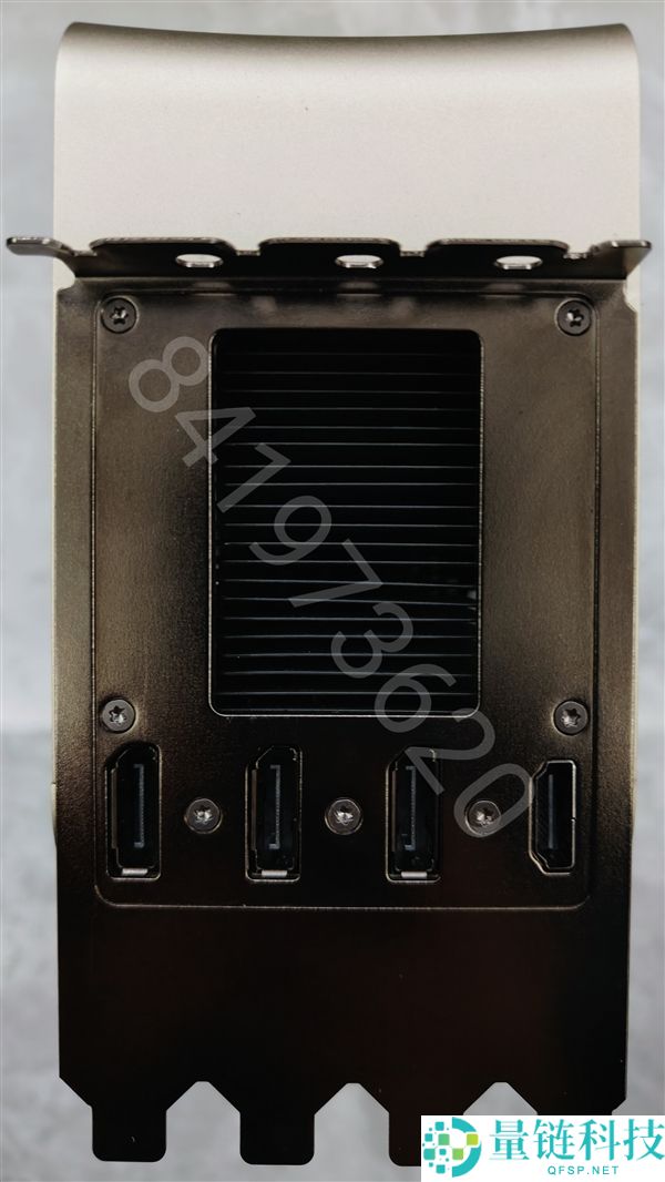 Titan Ada巨卡原型现身：48GB显存、四插槽、900W供电