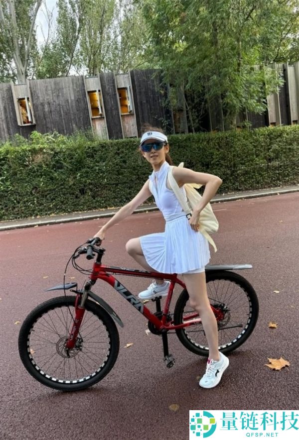 章泽天晒网球新照：对峙运动的第40天 生机满满