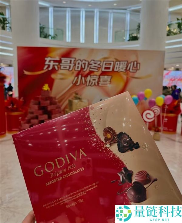 章泽天单独现身迪拜过圣诞：身着阔腿裤 败坏感实足