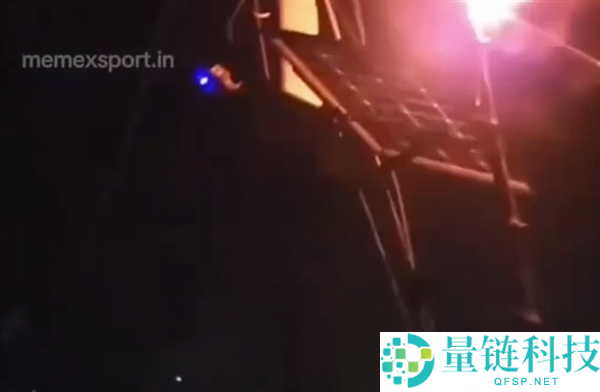 印度男人夜举火炬给太阳能板充电：成功点亮LED指导灯