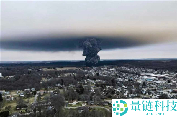 31节车箱跌落 美国再现火车脱轨事务：含毒化学品泄漏