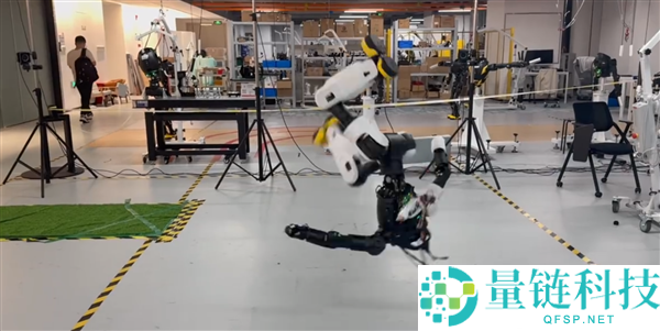 少林寺迎来一批机械人新弟子：出拳踢腿举措行云流水