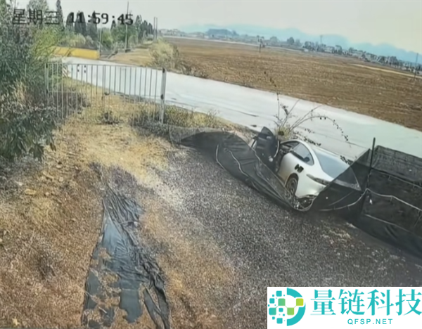 电动车侧滑进沟 不到1分钟烧穿乘员舱,路人砸窗连救出3人