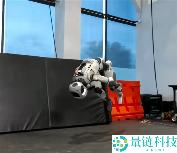 波士顿动力人形机械人进化太神速：Atlas已学会一连空翻