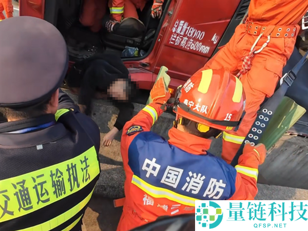 为难：男人跳车自救被卡20米地面 头朝下命悬一线