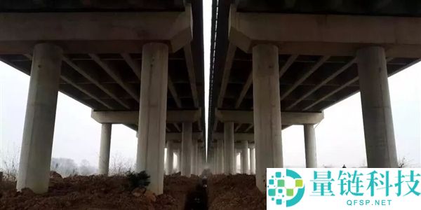 为难：男人跳车自救被卡20米地面 头朝下命悬一线