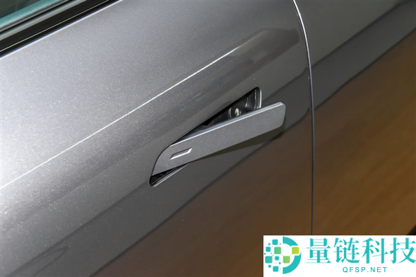 着火了乘客不会开门 怪车企乱学特斯拉吗