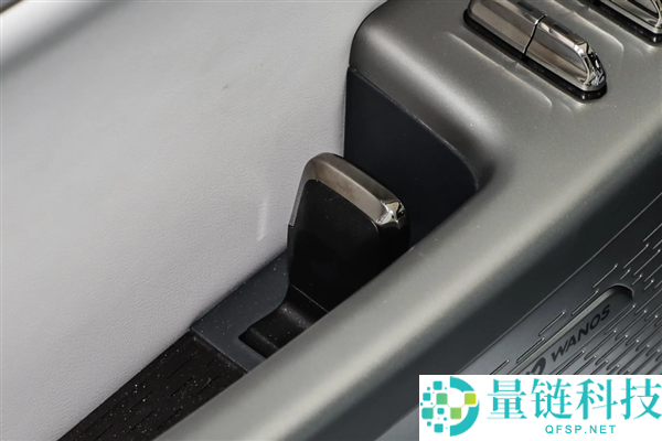 着火了乘客不会开门 怪车企乱学特斯拉吗