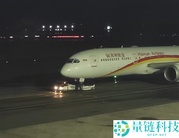 海航客机玻璃分裂 从9千米地面直降到3千米放油出航,乘客历经3次延迟终回国