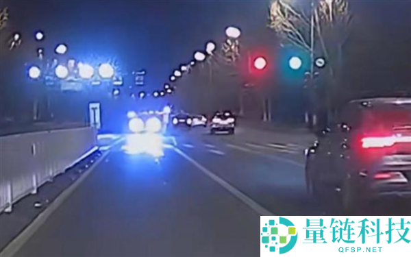 大快人心,对向小车狂闪远光灯挑战 警车途经直接截停