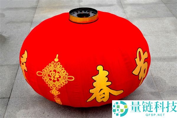 打动全网 男人谎称过年不回家：父母寄少量年货