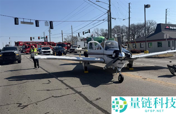 美国一小型飞机公路迫降：连撞数辆汽车