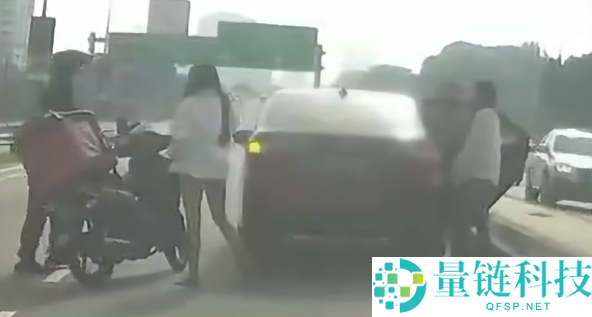 马来西亚网约车惊魂：男子遭司机紧盯后视镜，行车途中武断跳车