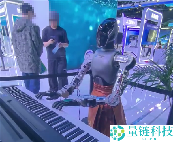 北京科博会亮点：钢琴机器人现场演奏《北京欢迎你》震撼上线