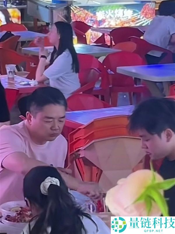 刘强东深夜现身福州路边摊：嗦螺蛳粉狂炫小龙虾，亲民举动引热议