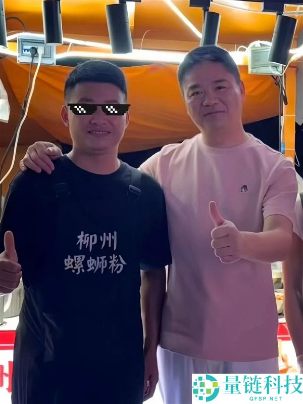 刘强东深夜现身福州路边摊：嗦螺蛳粉狂炫小龙虾，亲民举动引热议