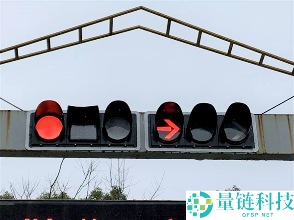 路口右转要不要等红灯？交警权威科普，一文读懂通行规则