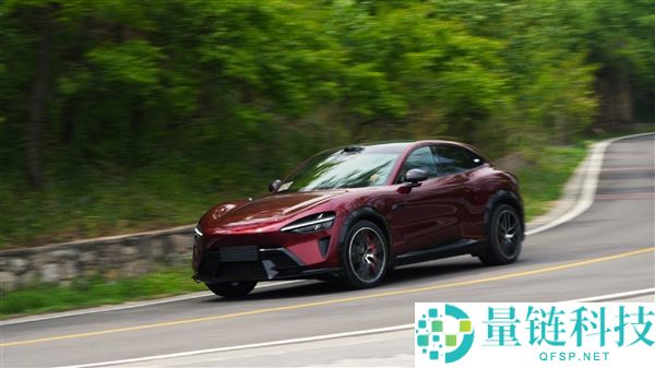 小米 YU7 GT 车厘子红实车跑山：弯道稳帅，上市在即