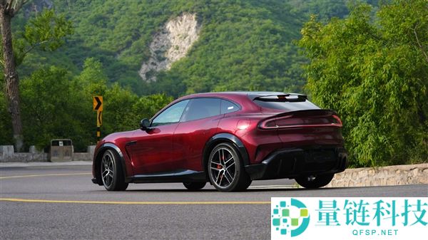 小米 YU7 GT 车厘子红实车跑山：弯道稳帅，上市在即