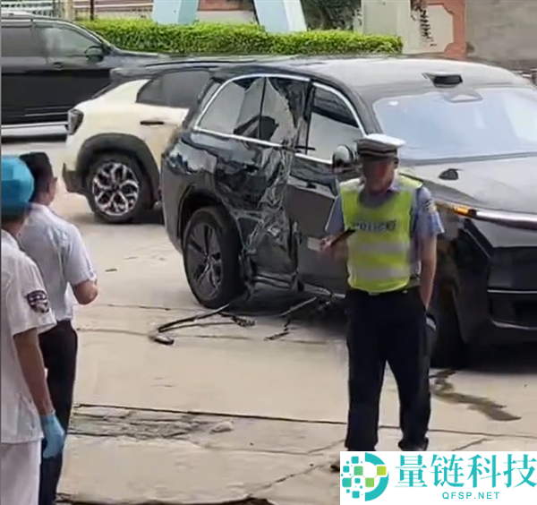 SUV 右转跨越三车道撞飞直行摩托车，骑手不幸身亡事故警示