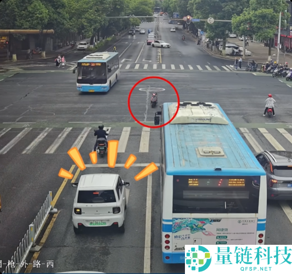 无人骑摩托车闯红灯撞汽车！网友神评：孙策开大