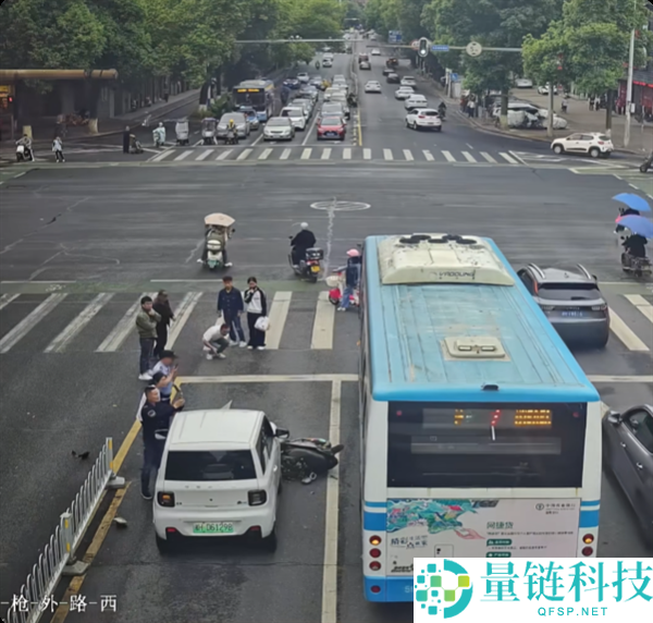 无人骑摩托车闯红灯撞汽车！网友神评：孙策开大