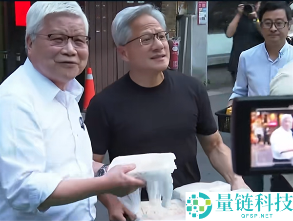 黄仁勋魏哲家街头派发炒面绿豆糕，戏言“世人都是小朋友”