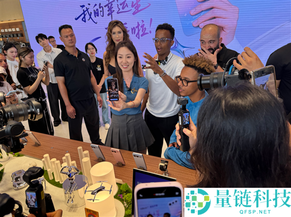 中东第一网红阿波哥探店光荣阿尔法全球旗舰店，现场获赠光荣 600 Pro 新机