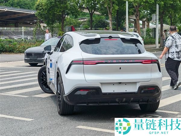 岚图追光S国产FUV实车曝光 运动造型帅气引关注