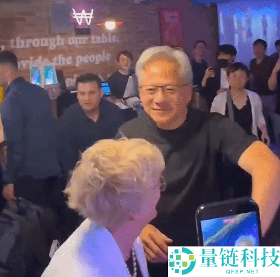黄仁勋在炸鸡店当众亲吻妻子，握手粉丝展现亲民风采