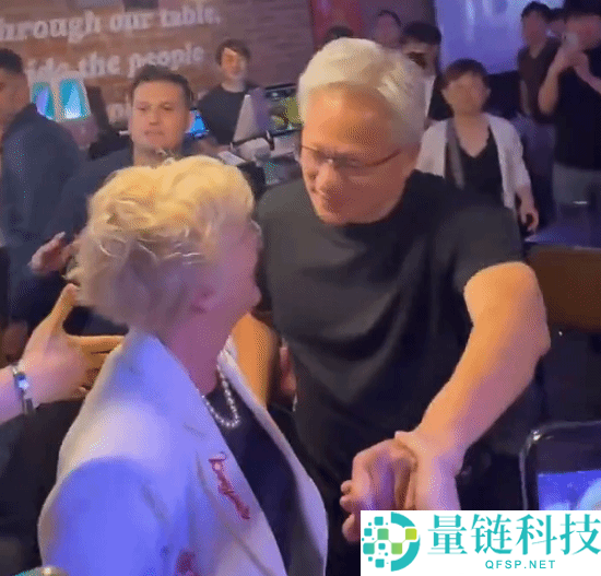 黄仁勋在炸鸡店当众亲吻妻子，握手粉丝展现亲民风采