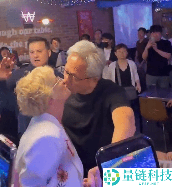 黄仁勋在炸鸡店当众亲吻妻子，握手粉丝展现亲民风采